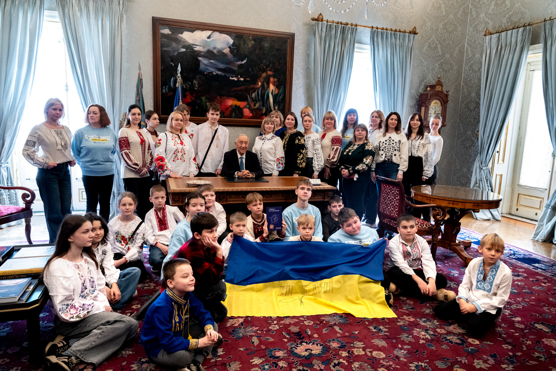 Українські діти зустрілися з Президентом Португалії Марселу Ребелу де Соуза.